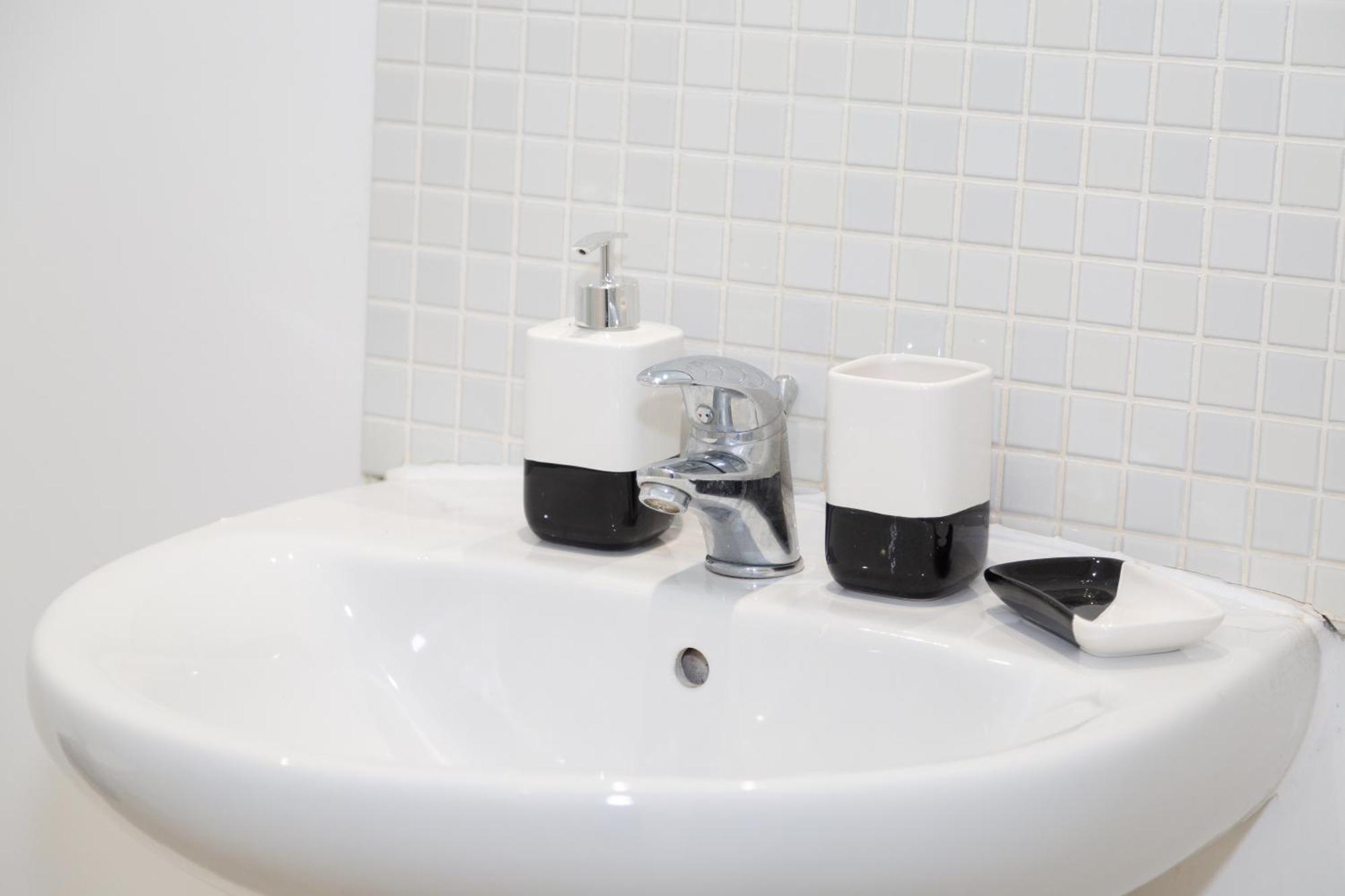 Serviced Apartment In Liverpool City Centre - Free Parking - Balcony - By Happy Days Экстерьер фото
