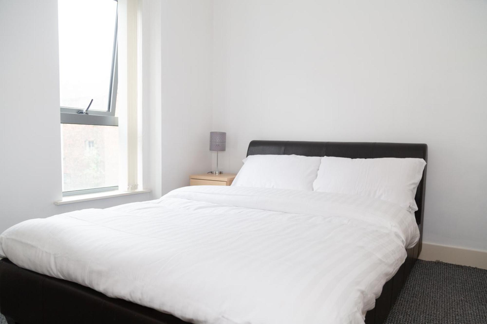Serviced Apartment In Liverpool City Centre - Free Parking - Balcony - By Happy Days Экстерьер фото